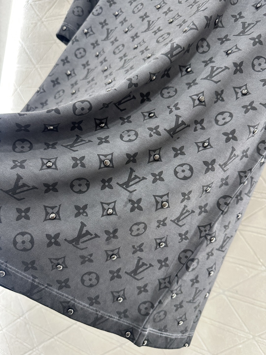 ♥Louis Vuitto*♥2025新品上架 做旧水洗印花𝑇𝑒𝑒定制YB斜纹全棉材质，质感高级，舒适柔