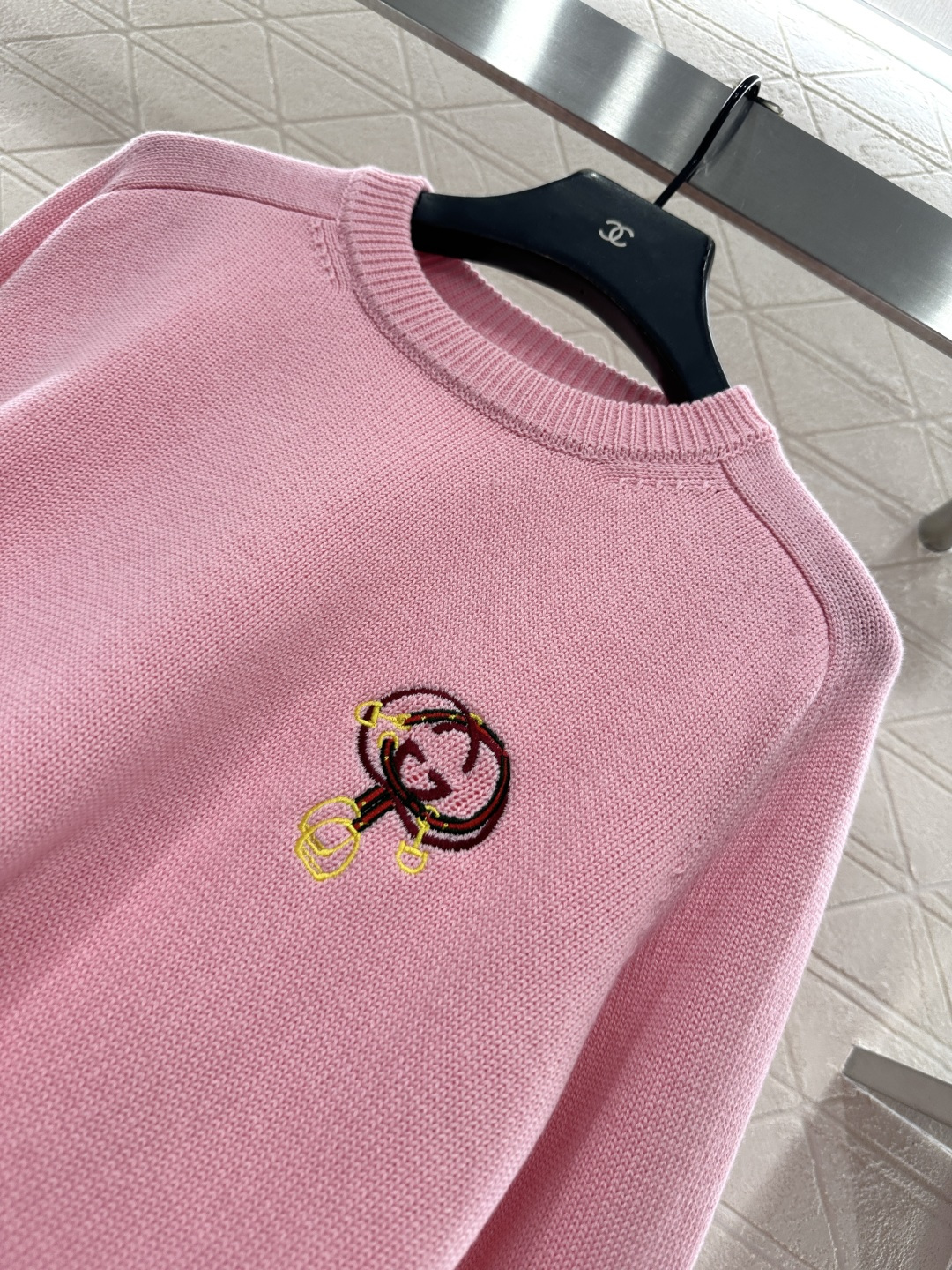 ♥Gucc*♥2025新品上架贺岁刺绣字母徽标针织毛衣新年贺岁系列#定制羊绒羊毛纱线织造，穿搭舒适，质感