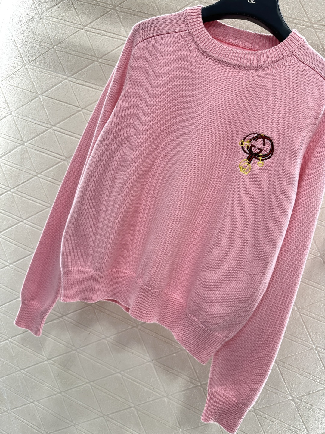 ♥Gucc*♥2025新品上架贺岁刺绣字母徽标针织毛衣新年贺岁系列#定制羊绒羊毛纱线织造，穿搭舒适，质感