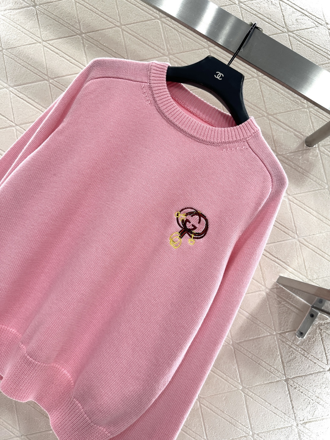 ♥Gucc*♥2025新品上架贺岁刺绣字母徽标针织毛衣新年贺岁系列#定制羊绒羊毛纱线织造，穿搭舒适，质感