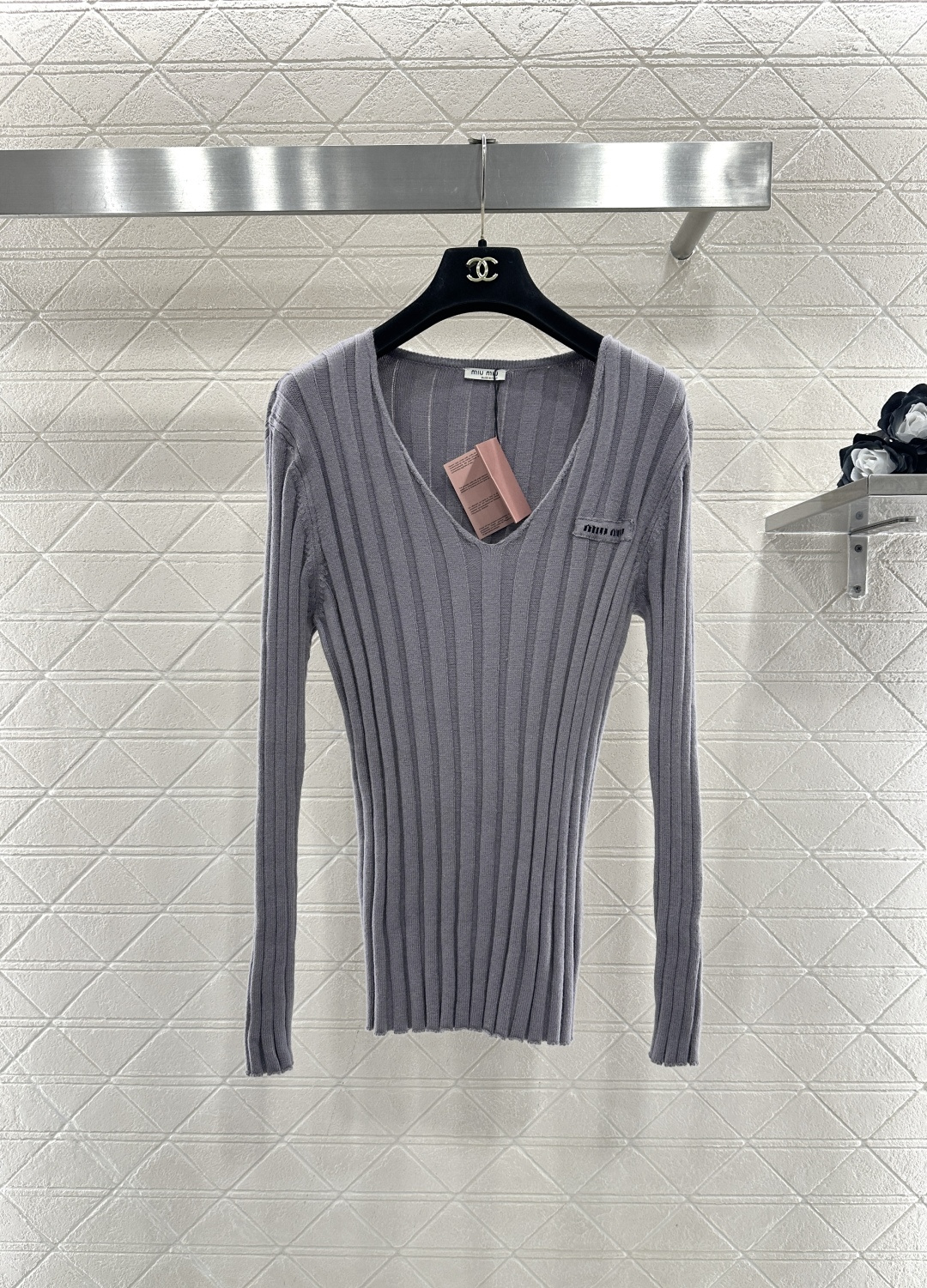 ♥Miumi*♥2025新品上架 V领针织修身毛衣定制YB羊毛纱线织造，质感高级，弹力舒适，V领针织修身