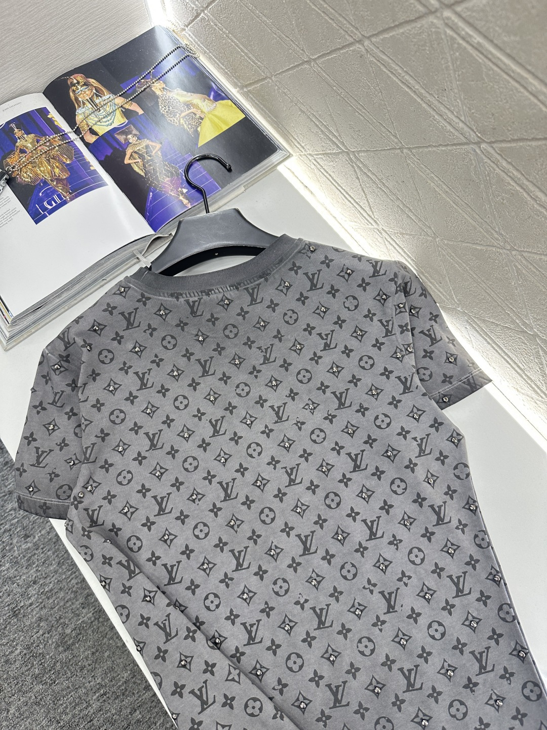 ♥Louis Vuitto*♥2025新品上架 做旧水洗印花𝑇𝑒𝑒定制YB斜纹全棉材质，质感高级，舒适柔