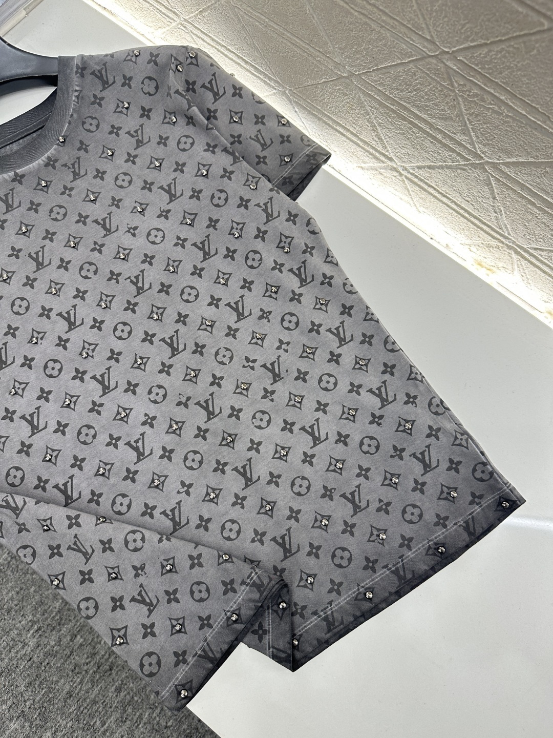 ♥Louis Vuitto*♥2025新品上架 做旧水洗印花𝑇𝑒𝑒定制YB斜纹全棉材质，质感高级，舒适柔