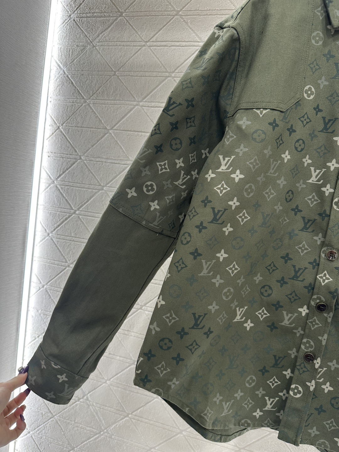 ♥Louis vuitto*♥2025新品上架 迷彩印花牛仔衬衣外套定制YB斜纹棉牛仔材质，质感细腻，穿