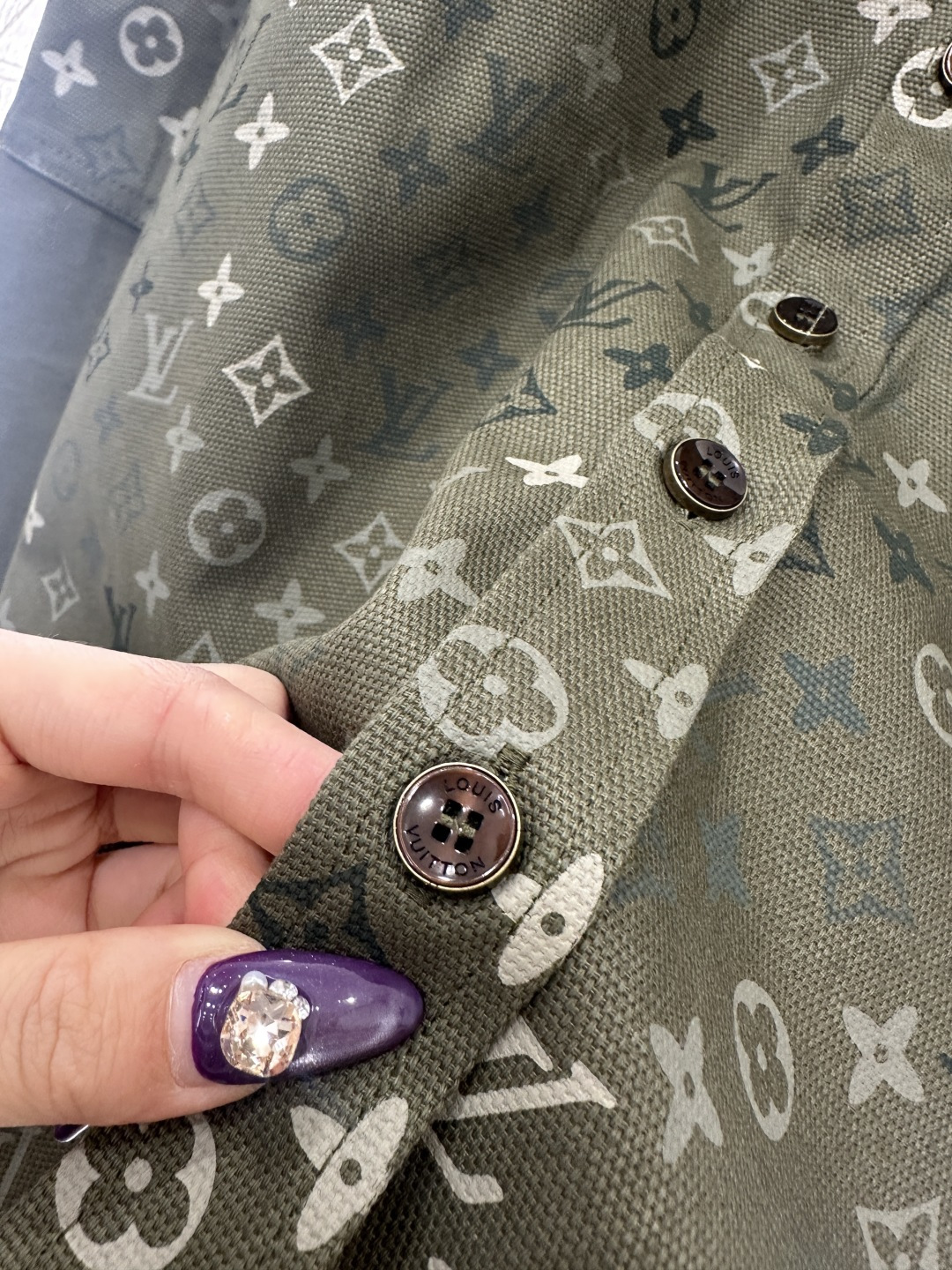 ♥Louis vuitto*♥2025新品上架 迷彩印花牛仔衬衣外套定制YB斜纹棉牛仔材质，质感细腻，穿