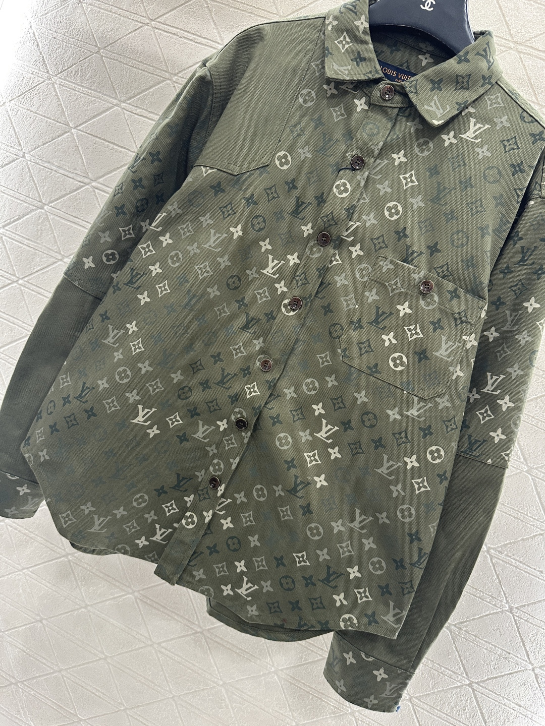 ♥Louis vuitto*♥2025新品上架 迷彩印花牛仔衬衣外套定制YB斜纹棉牛仔材质，质感细腻，穿