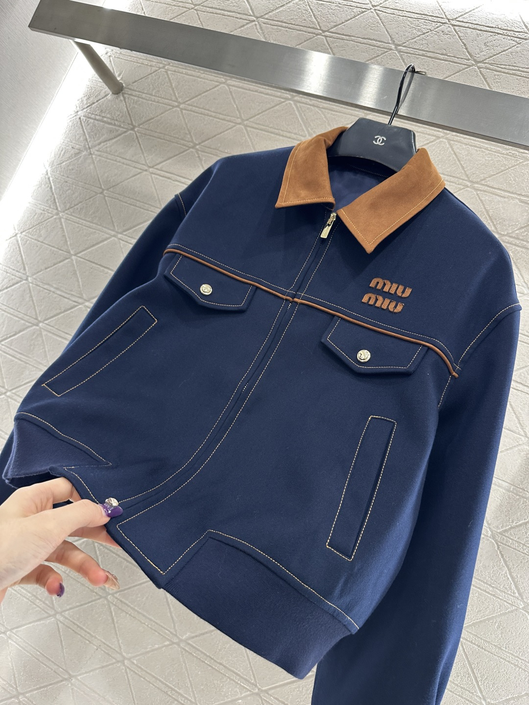 ♥Miumi*♥2025新品上架 麂皮翻领拉链夹克外套定制YB进口斜纹棉➕麂皮材质，质感细腻，挺括有型，