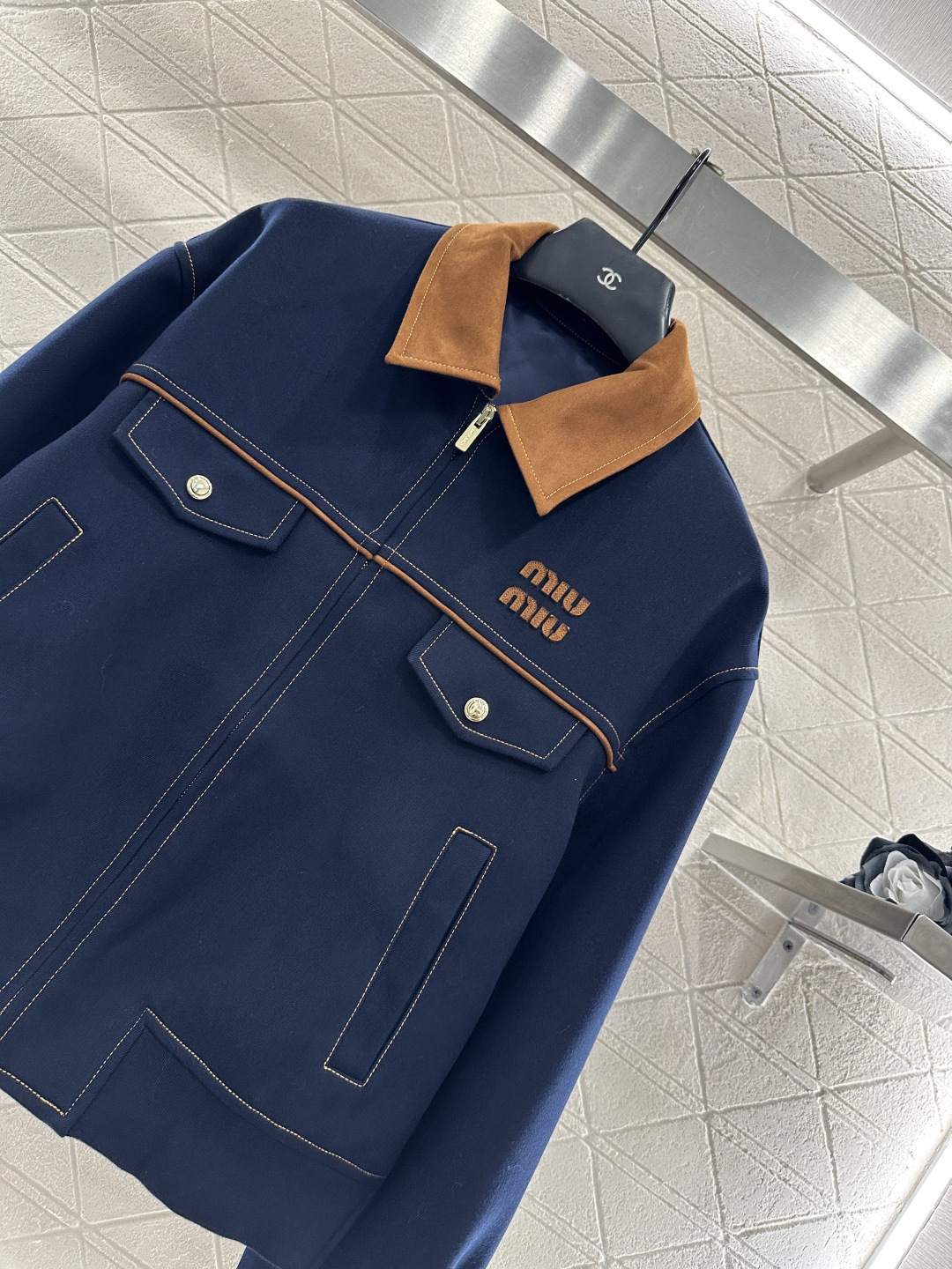 ♥Miumi*♥2025新品上架 麂皮翻领拉链夹克外套定制YB进口斜纹棉➕麂皮材质，质感细腻，挺括有型，