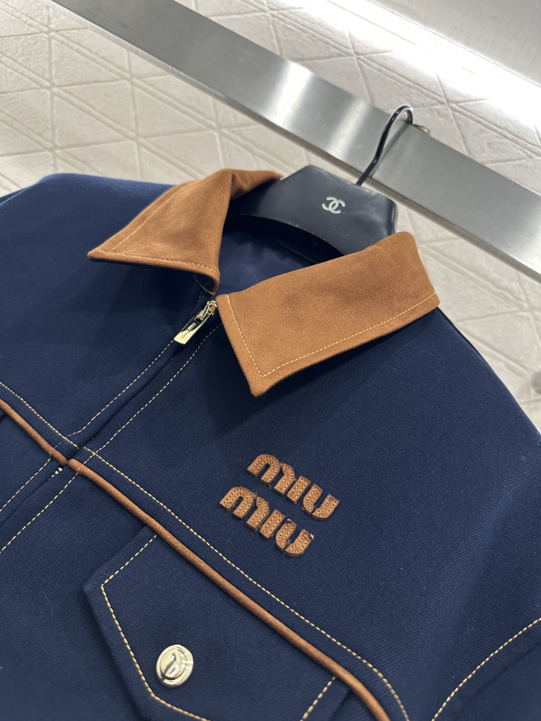 ♥Miumi*♥2025新品上架 麂皮翻领拉链夹克外套定制YB进口斜纹棉➕麂皮材质，质感细腻，挺括有型，