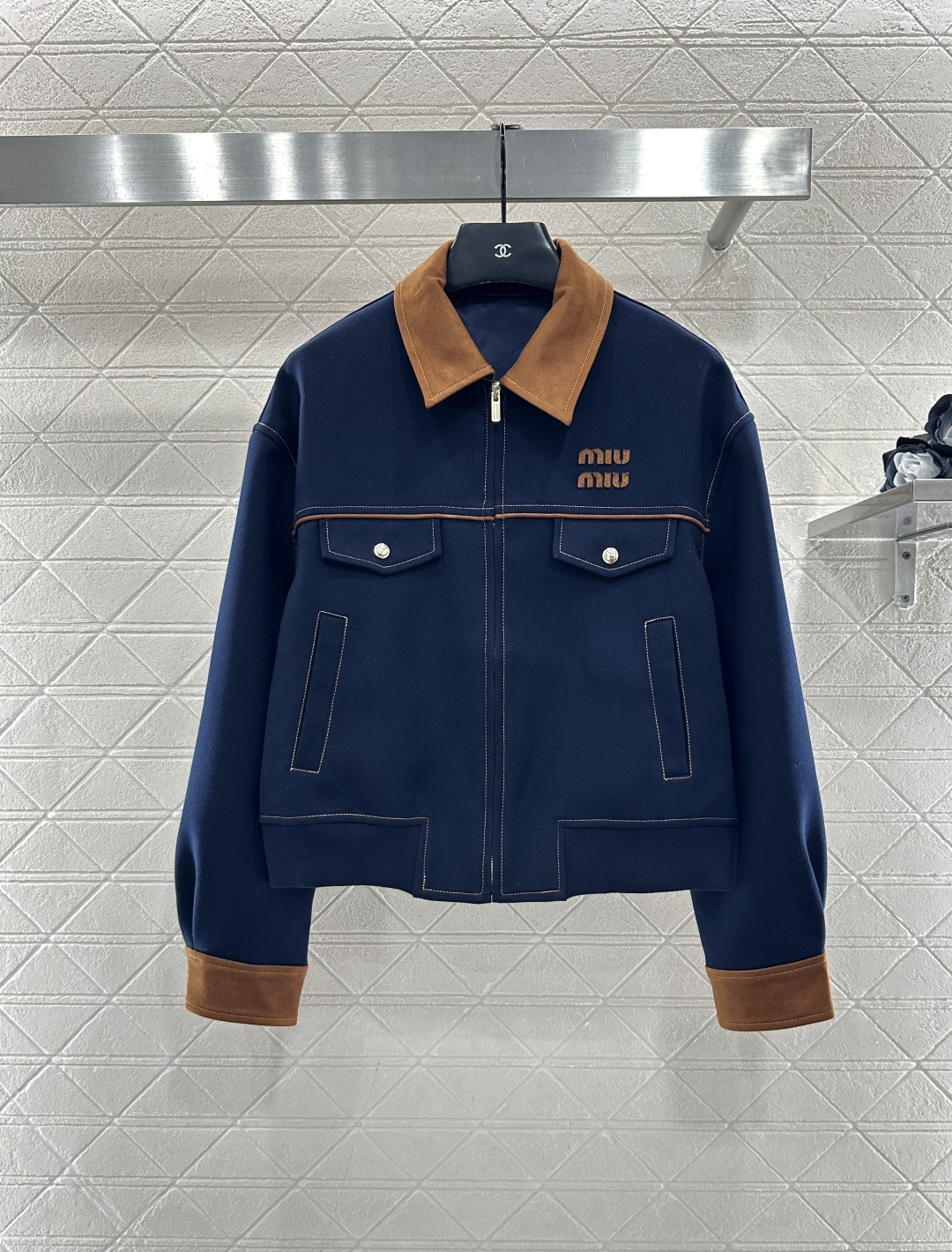 NO:638654,Miumi*2025 new products on the shelves suede lapel zipper jacket  Customized YB imported twill cotton suede material, fine texture, crisp and stylish, lapel zipper jacket style, cocoon-shaped narrowed hem, excellent windproof and cold protection effect, ready-made collar edge and body fabric color collision, symmetrical flap pocket outline, durable and versatile, diagonal pockets on both sides for hand warmers, rich layers, adding visual highlights to the regular style, with contrasting letter decoration on the chest, the upper body shows the fashionable style of casual workwear high street. Customized surface accessories  Look for the correct version, high version, 2 colors, brown, navy blue, Miu Miu-clothing, miumiu, jackets & coats, jackets & coats, chamois leather, alexander wang19860909Miumi*2025新品上架  麂皮翻领拉链夹克外套 定制YB进口斜纹棉麂皮材质,质感细腻,挺括有型,翻领拉链夹克外套版型,下摆茧形收窄,防风御寒效果一绝,成衣领边与大身面料色彩碰撞,对称翻盖口袋轮廓勾勒,耐看百搭,两侧斜插口袋暖手实用,层次丰富,为常规款增添视觉亮点,搭配胸前撞色字母装饰,上身尽显休闲工装高街时髦风格.定制面辅料 认准版本 高版本 2色 棕色 藏蓝,缪缪-服装,miumiu,jackets & coats,jackets & coats,chamois leather,alexander wang,Women's clothing