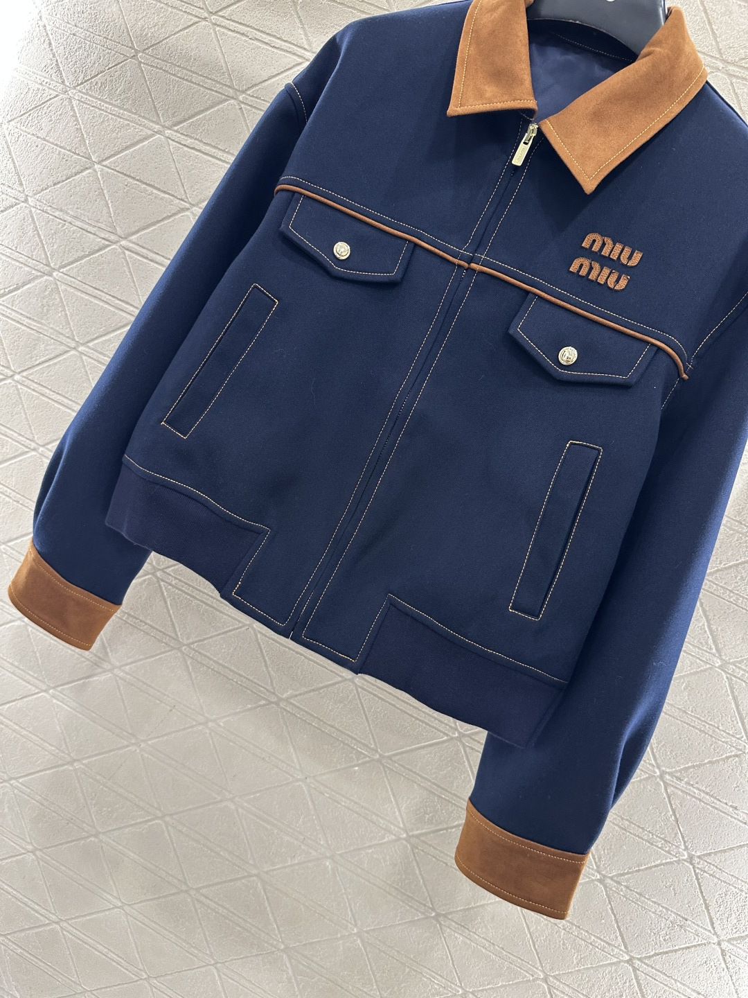 ♥Miumi*♥2025新品上架 麂皮翻领拉链夹克外套定制YB进口斜纹棉➕麂皮材质，质感细腻，挺括有型，