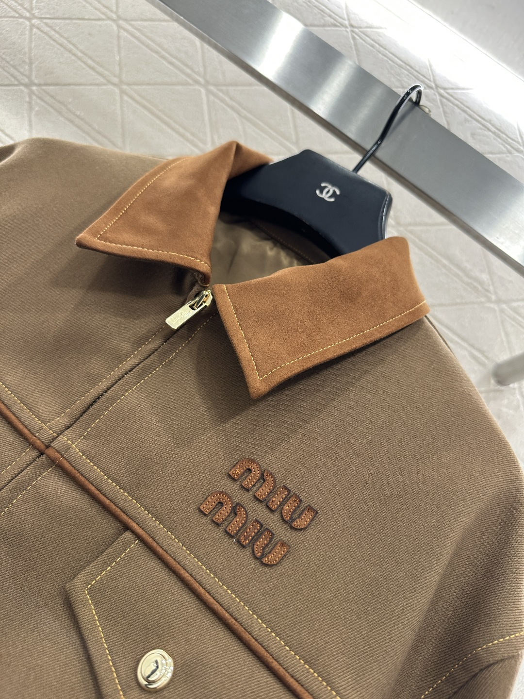 ♥Miumi*♥2025新品上架 麂皮翻领拉链夹克外套定制YB进口斜纹棉➕麂皮材质，质感细腻，挺括有型，