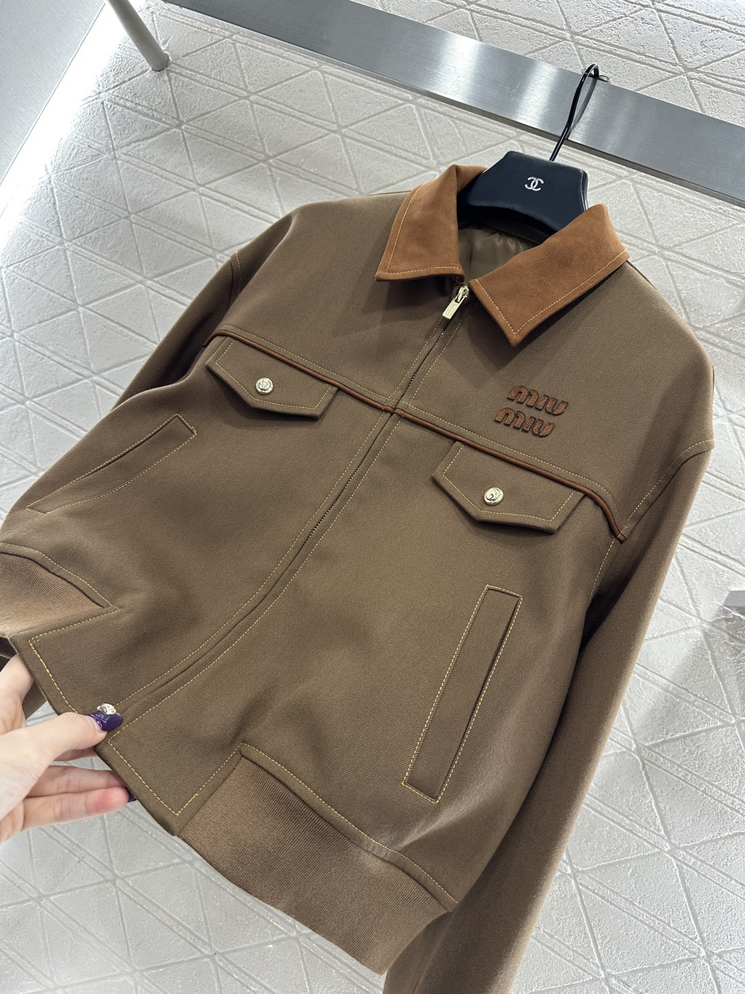 ♥Miumi*♥2025新品上架 麂皮翻领拉链夹克外套定制YB进口斜纹棉➕麂皮材质，质感细腻，挺括有型，