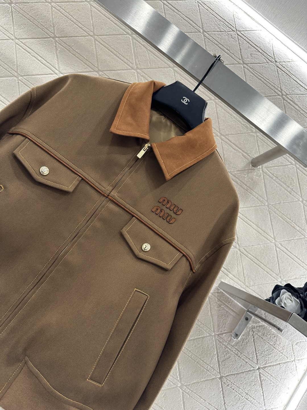 ♥Miumi*♥2025新品上架 麂皮翻领拉链夹克外套定制YB进口斜纹棉➕麂皮材质，质感细腻，挺括有型，