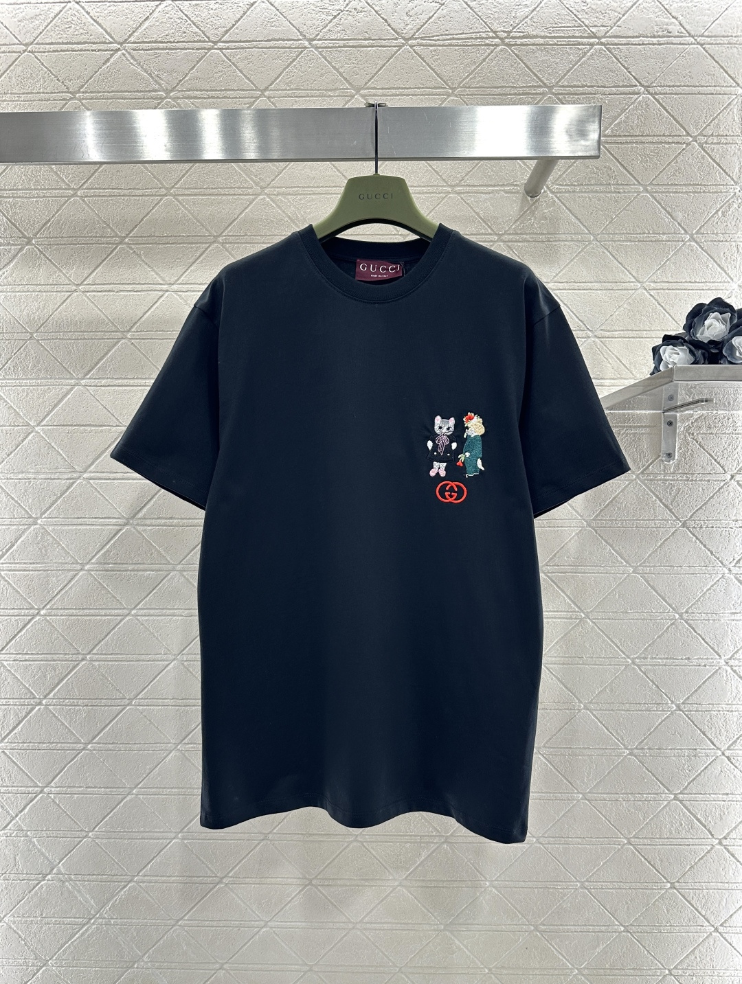 NO:638639,Gucc*2025 new products on the shelves. Round neck embroidered cartoon logo. Customized YB native cotton material, fine texture, comfortable and breathable, loose short-sleeved cutting, highlighting the brand style. Made of native cotton material, high-grade glossy texture. Embroidery process restores the double G letter logo dress kitten cartoon pattern on the chest. Refreshing and age-reducing, loose version, relaxed and fashionable wear. Customized surface accessories. Look for the correct version. High version black  white,Gucci-clothing,gucci,gucci,T-shirt,alexander wang19860909Gucc*2025新品上架 圆领刺绣卡通徽标 定制YB原生全棉材质,质感细腻,舒适透气,宽松短袖裁剪,凸显品牌格调,采用原生全棉材质,质感高级光泽,刺绣工艺还原胸前双G字母徽标礼服小猫卡通图案,清爽减龄,宽松版型,穿搭松弛时尚.定制面辅料 认准版本 高版本 黑色 白色,古驰-服装,gucci,gucci,T-shirt,alexander wang,Women's clothing
