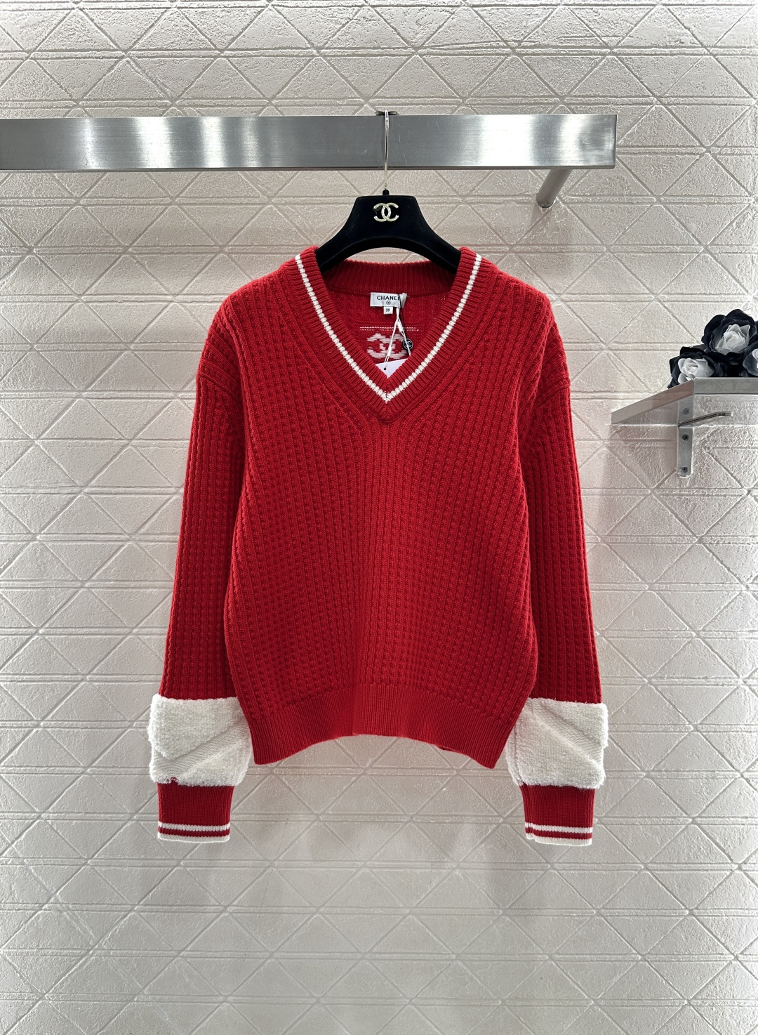 NO:638689,Chane*2025 new product on the shelves crochet vertical knitted pullover sweater  25coco Ski Series# Customized YB wool yarn weaving, delicate texture, comfortable to wear, V-neck dropped shoulder knitted sweater cut, vertical pitted knitted texture all over, forming a striped look, the collar and cuffs echo the staggered red and white stripes, and the back collar is embellished with embroidered letter double C logo, full of elasticity, rich colors, distinct layers, the version is tolerant to the body, and the wear is fashionable for age. Customized surface accessories Look for the version High version Added red 36  38 40,Chanel-clothing,chanel,chanel,sweaters,alexander wang19860909Chane*2025新品上架 钩针竖列针织套头毛衣 25coco滑雪系列#定制YB羊毛纱线织造,质感细腻,穿搭舒适,V领落肩针织毛衣剪裁,通体竖列坑条针织纹理,形成条纹即视感,领边与袖口呼应分布红白条纹交错拼接,后领点缀刺绣字母双C图案徽标,弹力十足,配色丰富,层次分明,版型包容身材,穿搭减龄时髦.定制面辅料 认准版本 高版本 新增红色 36 38 40,香奈儿-服装,chanel,chanel,sweaters,alexander wang,Women's clothing