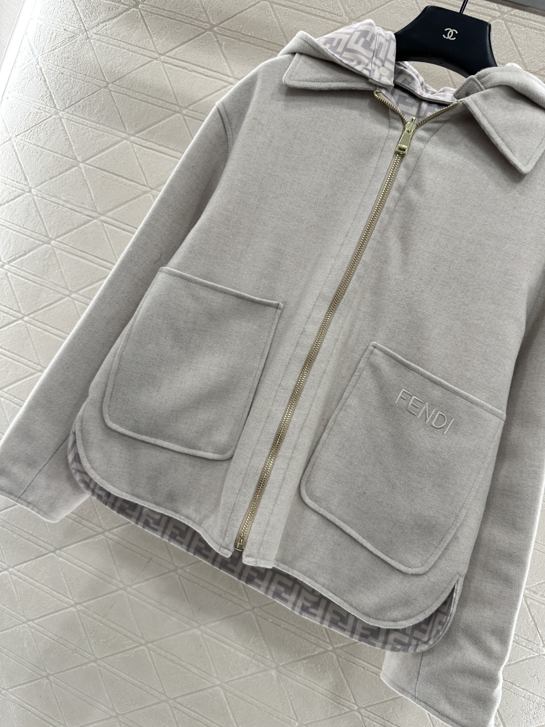 ♥Fend*♥2025新品上架 连帽两面穿毛呢外套定制YB进口羊毛呢材质，质感亲肤，舒适保暖，可拆卸连帽