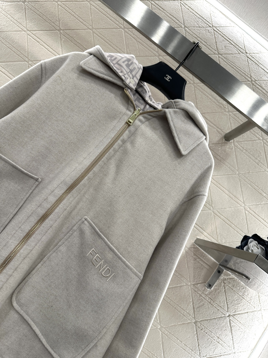 ♥Fend*♥2025新品上架 连帽两面穿毛呢外套定制YB进口羊毛呢材质，质感亲肤，舒适保暖，可拆卸连帽