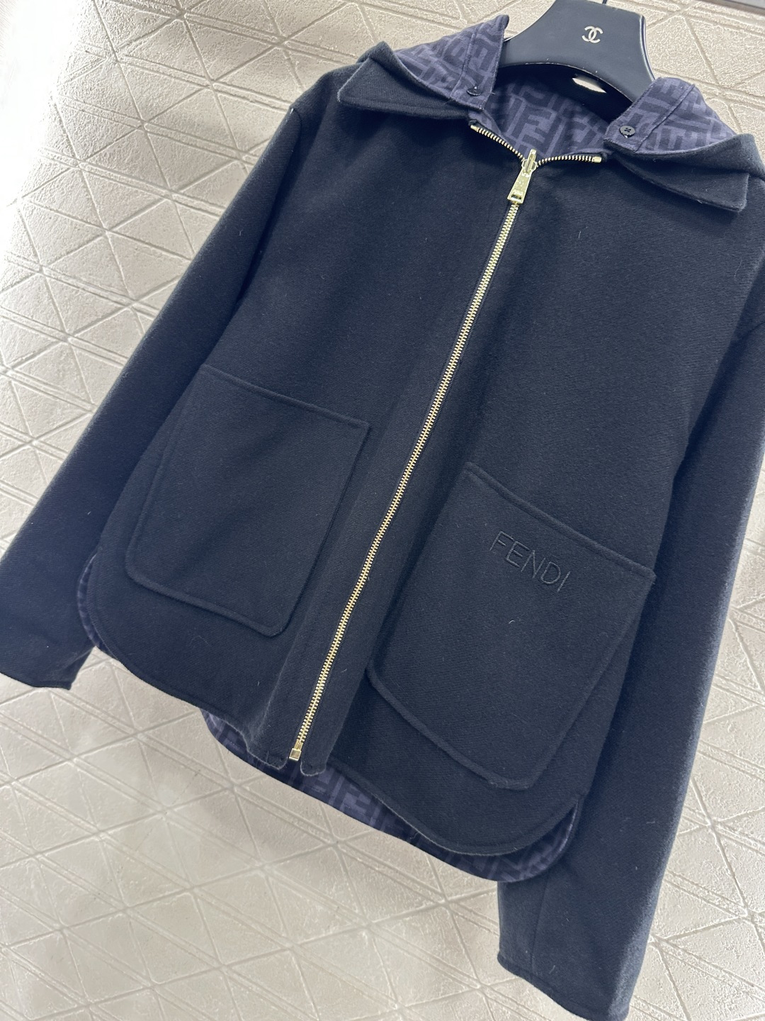 ♥Fend*♥2025新品上架 连帽两面穿毛呢外套定制YB进口羊毛呢材质，质感亲肤，舒适保暖，可拆卸连帽