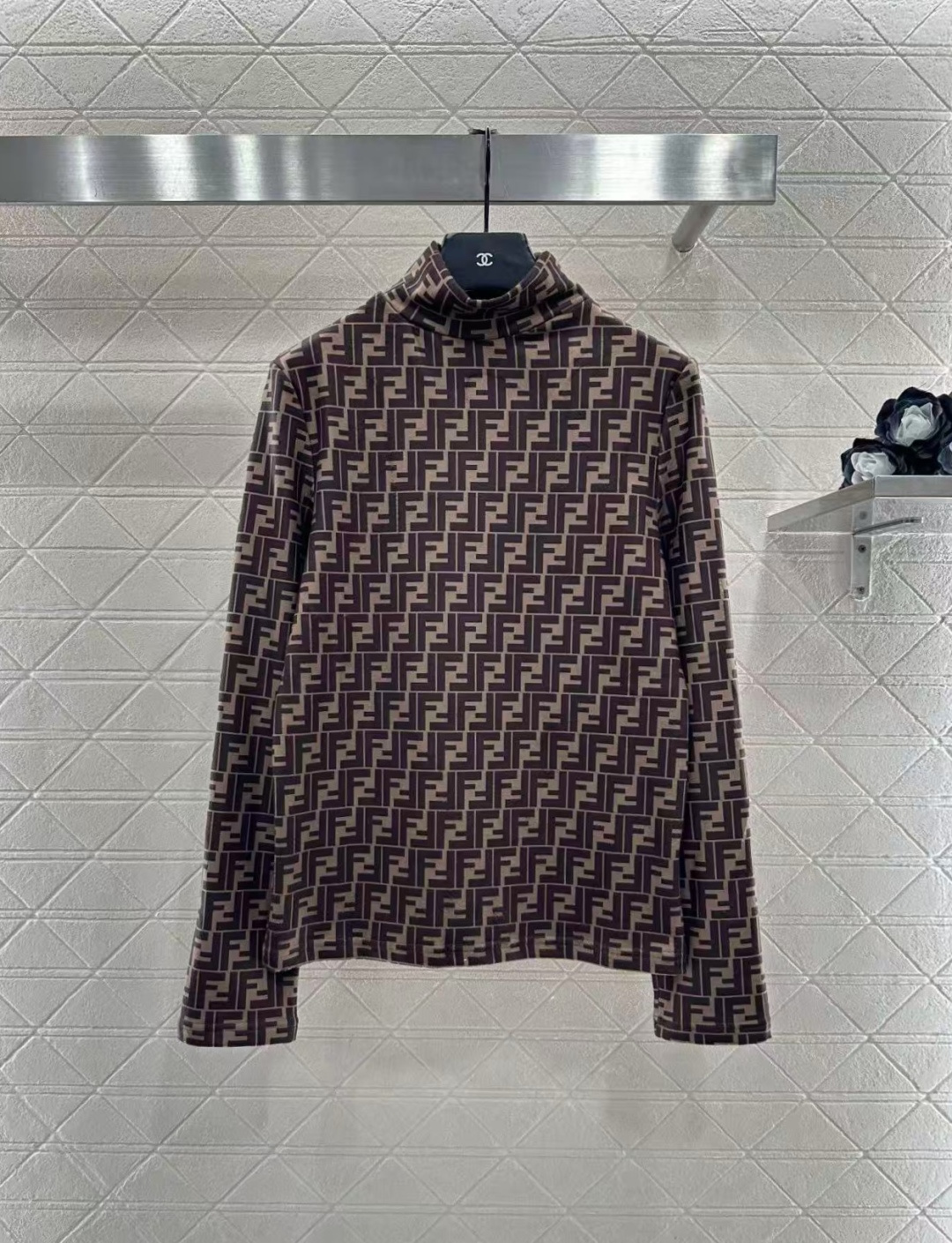 NO:638681,Fend*2025 new products are on the shelves. High collar plus velvet bottoming shirt. Customized YB imported stretch material, short velvet brushed lining, excellent warmth, soft and comfortable, full of elasticity. High collar and long sleeve bottoming cut. The whole body is brown and versatile. It is decorated with the iconic double F letter logo all over, highlighting the sense of luxury and getting rid of boring monotony.  Customized surface accessories, look for the correct version, high version, Fendi-clothing, fendi, fendi, alexander wang19860909Fend*2025新品上架  高领加绒打底衫 定制YB进口弹力材质,内里短绒磨毛,保暖极佳,柔软舒适,弹力十足,高领长袖打底裁剪,通体棕色打底百搭耐看,满身点缀标志性双F字母徽标装饰,凸显高级感,摆脱无聊的单调,修身版型剪裁,贴合身形,穿搭显瘦高级,尽显时髦秋冬内搭,日常通勤约会休闲都 定制面辅料 认准版本 高版本,芬迪-服装,fendi,fendi,alexander wang,Women's clothing