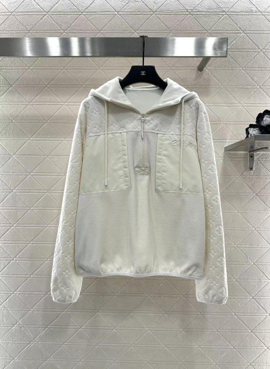 NO:638662,Louis vuitto* new arrivals patchwork hooded drawstring sweatshirt  Customized YB twill cotton blend material, soft against the skin, smooth and comfortable, hooded drawstring sweatshirt style, half zipper placket design, fashionable and loose, from the shoulders to the sleeves, three-dimensional concave and convex short velvet four-leaf clover letter logo decoration, nylon splicing pockets, and embroidered letter decorations, the brand's sense of luxury is instantly enhanced, the visual effect is richer, the loose regular version is more fashionable, the upper body is fashionable and western-style. Customized surface accessories Look for the version  high version,louis vuitton-clothing,louis vuitton,louis vuitton,hoodie,sweatshirts,hats,alexander wang19860909Louis vuitto*新品上架 拼接连帽抽绳卫衣 定制YB斜纹棉混纺材质,亲肤柔软,垂顺舒适,连帽抽绳卫衣版型,拉链半开襟设计,时髦松弛,胸前自肩膀向两袖,分别立体凹凸短绒四叶草字母徽标装饰,拼接口袋处尼龙,加饰以刺绣字母装饰,品牌高级感瞬间提升,视觉效果更丰富,宽松常规版型更显时尚,上身时髦洋气.定制面辅料 认准版本 高版本,路易威登-服装,louis vuitton,louis vuitton,hoodie,sweatshirts,hats,alexander wang,Women's clothing