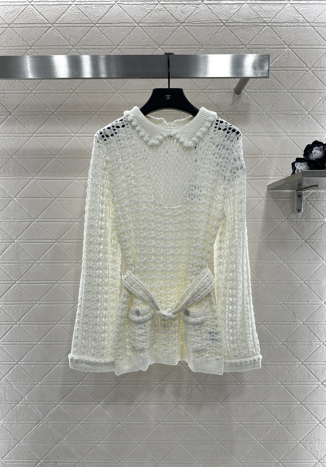 NO:638653,Chane*2025 new products on the shelves lapel waist knitted pullover sweater blouse  Customized YB cotton yarn weaving, delicate and comfortable, high-quality, lapel knitted pullover blouse style, the body is crocheted with dense and dense hollow texture, the collar is wavy, the upper edges of the pockets are delicately echoed, and the details highlight the sense of luxury. With the crochet belt of this fabric, it has a delicate temperament, the waist is slimmed down to show the curves, and the elegant style is layered and worn to be relaxed and fashionable. Comes with diamond pattern velvet dust bag. Customized surface accessories. Look for the version. High version, black white.  2 colors 36 38 40, Chanel-clothing,chanel,chanel,sweaters,alexander wang19860909Chane*2025新品上架  翻领收腰针织套头毛衣罩衫 定制YB棉毛纱线织造,细腻舒适,品相高级,翻领针织套头罩衫版型,大身以疏密有致的镂空纹理钩织,领边波浪包边,口袋上缘细腻呼应,细节突出高级感,配合本布钩针腰带,娇俏气质,收腰显曲线,优雅款式叠穿穿搭松弛时髦.配有菱格暗纹丝绒防尘袋 定制面辅料 认准版本 高版本 黑色 白色 2色 36 38 40,香奈儿-服装,chanel,chanel,sweaters,alexander wang,Women's clothing