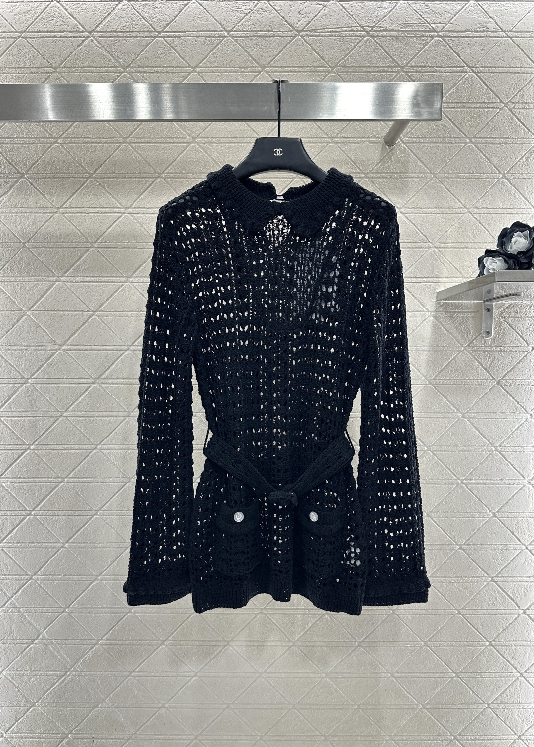 NO:638669,Chane*2025 new products on the shelves lapel waist knitted pullover sweater blouse  Customized YB cotton yarn weaving, delicate and comfortable, high-quality, lapel knitted pullover blouse style, the body is crocheted with dense and dense hollow texture, the collar is wavy, the upper edges of the pockets are delicately echoed, and the details highlight the sense of luxury. With the crochet belt of this fabric, it has a delicate temperament, the waist is slimmed down to show the curves, and the elegant style is layered and worn to be relaxed and fashionable. Comes with diamond pattern velvet dust bag. Customized surface accessories. Look for the version. High version, black white.  2 colors 36 38 40, Chanel-clothing,chanel,chanel,sweaters,alexander wang19860909Chane*2025新品上架  翻领收腰针织套头毛衣罩衫 定制YB棉毛纱线织造,细腻舒适,品相高级,翻领针织套头罩衫版型,大身以疏密有致的镂空纹理钩织,领边波浪包边,口袋上缘细腻呼应,细节突出高级感,配合本布钩针腰带,娇俏气质,收腰显曲线,优雅款式叠穿穿搭松弛时髦.配有菱格暗纹丝绒防尘袋 定制面辅料 认准版本 高版本 黑色 白色 2色 36 38 40,香奈儿-服装,chanel,chanel,sweaters,alexander wang,Women's clothing