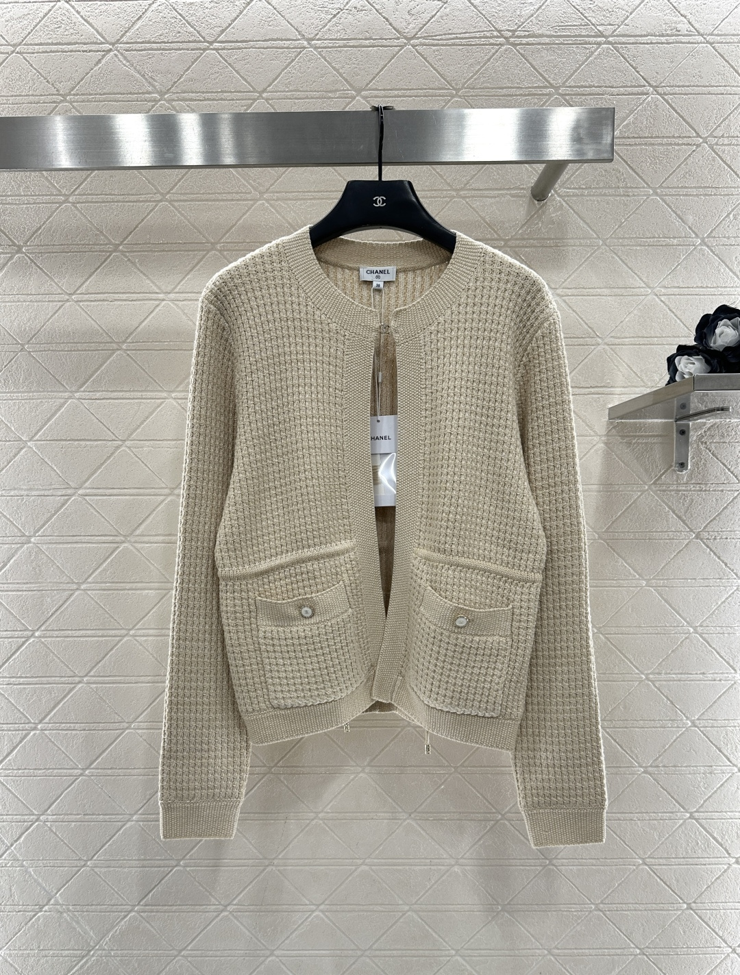 NO:638661,Chane*2025 new products on the shelves round neck knitted cardigan  Customized YB cotton yarn weaving, delicate and comfortable, high quality, round neck knitted cardigan style, the whole body is crocheted with a waffle texture, the knitted collar extends to the front, echoes the cuffs, and exquisite hemming details highlight the sense of luxury. It is equipped with a double C letter logo hanging buckle to adjust the placket, and pockets are engraved with round buttons for three-dimensional tailoring. It enriches the vision, has a delicate temperament, and has a drawstring at the waist to highlight the curves. The elegant style is relaxed and fashionable. Customized surface accessories Look for the version High version Navy blue white  Beige 3 colors 36 38 40,Chanel-clothing,chanel,chanel,alexander wang19860909Chane*2025新品上架  圆领针织开衫 定制YB棉毛纱线织造,细腻舒适,品相高级,圆领针织开衫版型,通体以华夫纹理钩织,编织领边延伸至前襟,袖口呼应,精致包边细节突出高级感,配合双C字母徽标挂扣调节开襟,口袋印刻圆扣立体剪裁,丰富视觉,娇俏气质,腰部抽绳收腰显曲线,优雅款式穿搭松弛时髦.定制面辅料 认准版本 高版本 藏蓝 白色 米色 3色 36 38 40,香奈儿-服装,chanel,chanel,alexander wang,Women's clothing