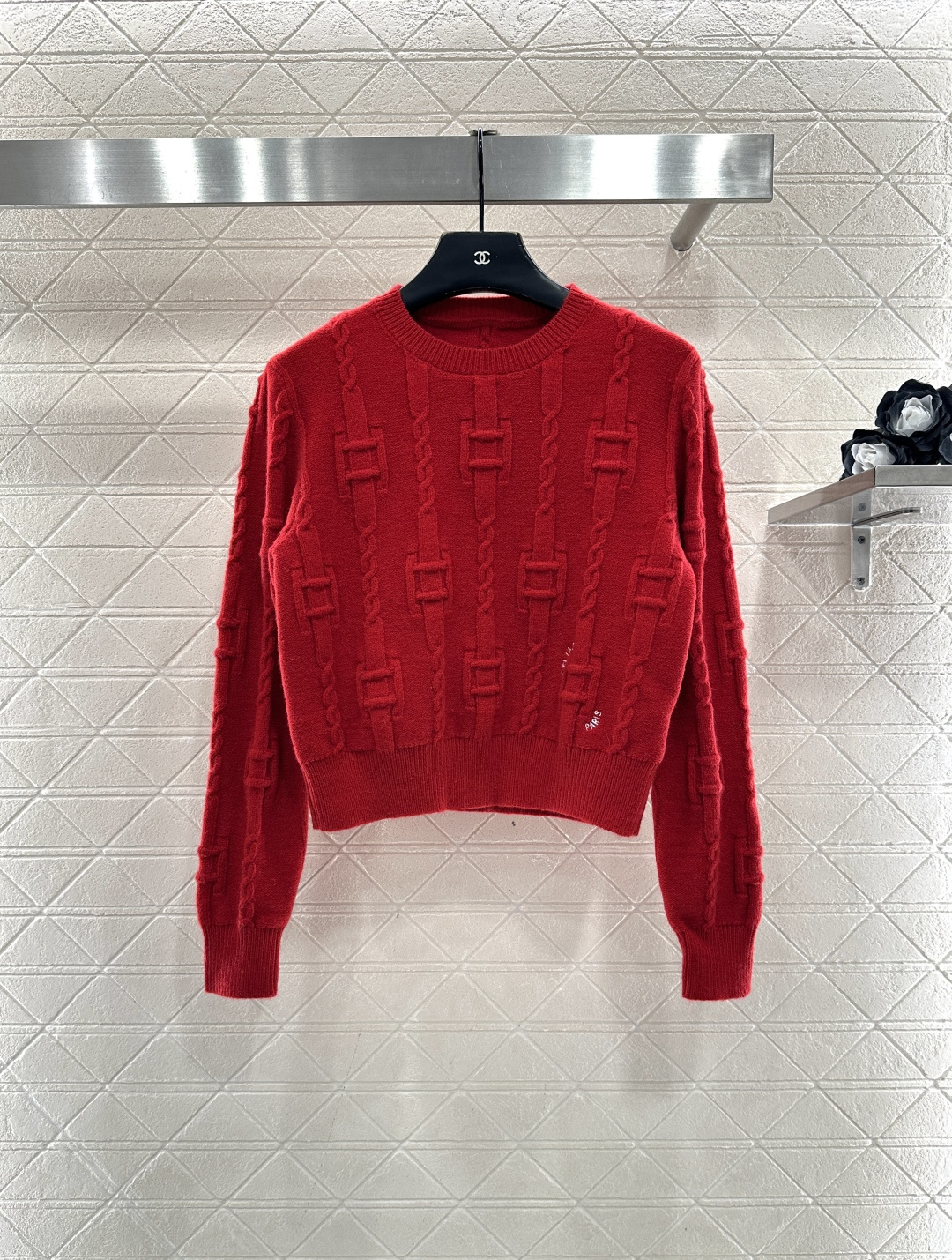 NO:638674,Celin*2025 new product on the shelves round neck crocheted monogram pullover sweater  Customized YB wool yarn weaving, high-quality texture, comfortable and soft, round-neck long-sleeved sweater cut, dense knitting to keep out the cold and wind, vertical pit strips on the collar and cuffs, threaded edges to echo the hem, vertical chain square buckles on the body, letter logo on one side of the hem, decorated with the word 'Paris', highlighting high-end positioning and fashion tonality, regular version of the shoulder style, with the addition of red, creating an autumn and winter atmosphere, making the style more durable and versatile. Customized surface accessories Look for the version High version  Added red, Celine-clothing, celine, celine, sweaters, alexander wang19860909Celin*2025新品上架 圆领钩花字母套头毛衣 定制YB羊毛纱线织造,质感高级,舒适柔软,圆领长袖毛衣剪裁,密实针织御寒防风,领口袖口竖坑条螺纹包边与衣摆相呼应,大身竖排列链条方形带扣,下摆单侧字母徽标,配合paris字样装点,彰显高级定位和时尚调性,正肩款常规版型,新增红色,打造秋冬的氛围感,让风格更耐看百搭.定制面辅料 认准版本 高版本 新增红色,赛琳-服装,celine,celine,sweaters,alexander wang,Women's clothing