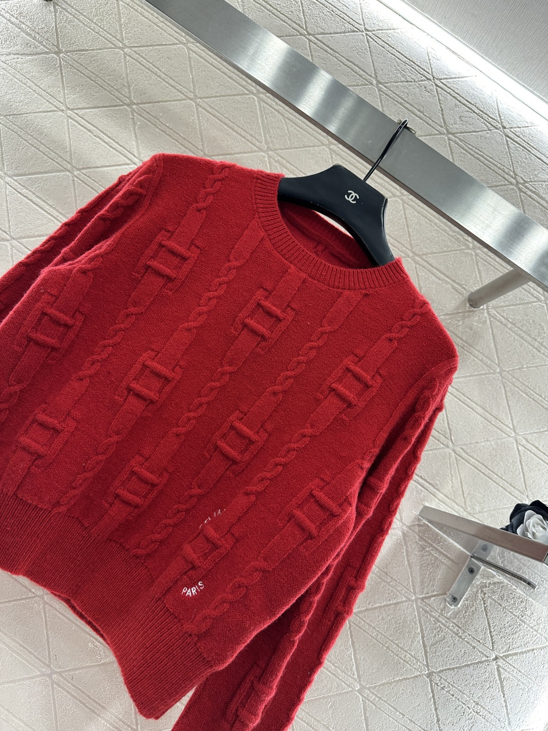 ♥Celin*♥2025新品上架 圆领钩花字母套头毛衣定制YB羊毛纱线织造，质感高级，舒适柔软，圆领长袖