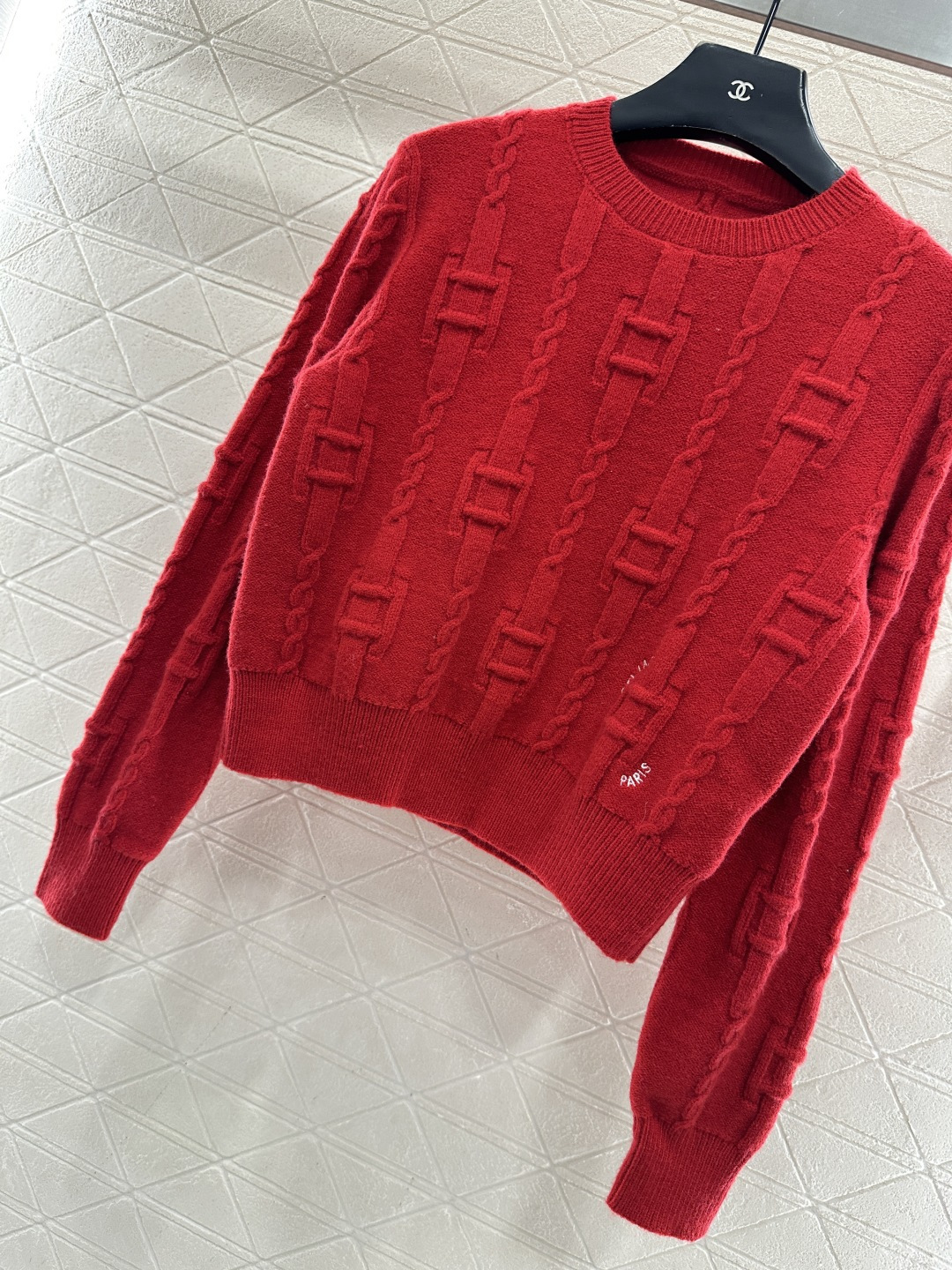 ♥Celin*♥2025新品上架 圆领钩花字母套头毛衣定制YB羊毛纱线织造，质感高级，舒适柔软，圆领长袖