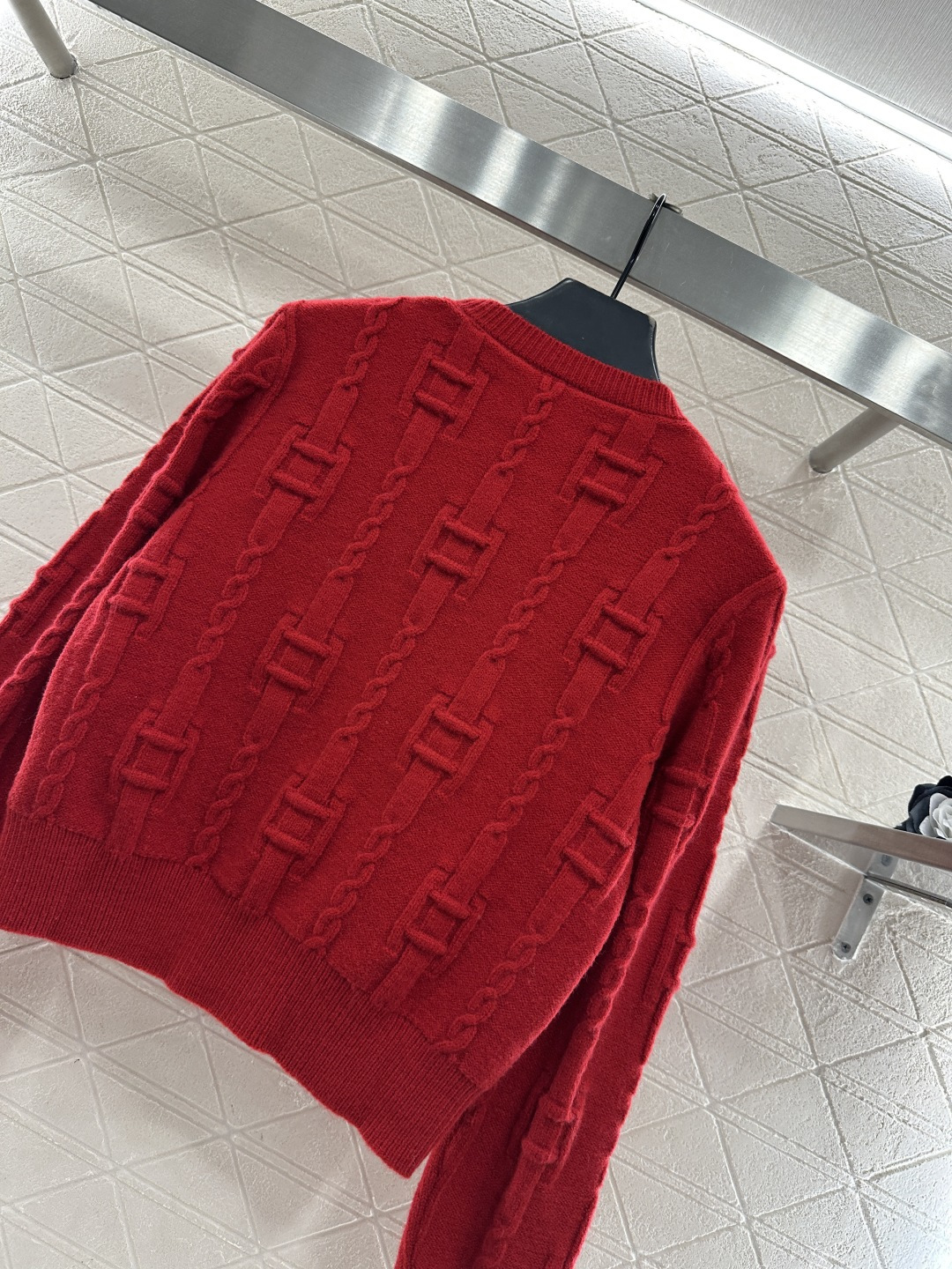 ♥Celin*♥2025新品上架 圆领钩花字母套头毛衣定制YB羊毛纱线织造，质感高级，舒适柔软，圆领长袖