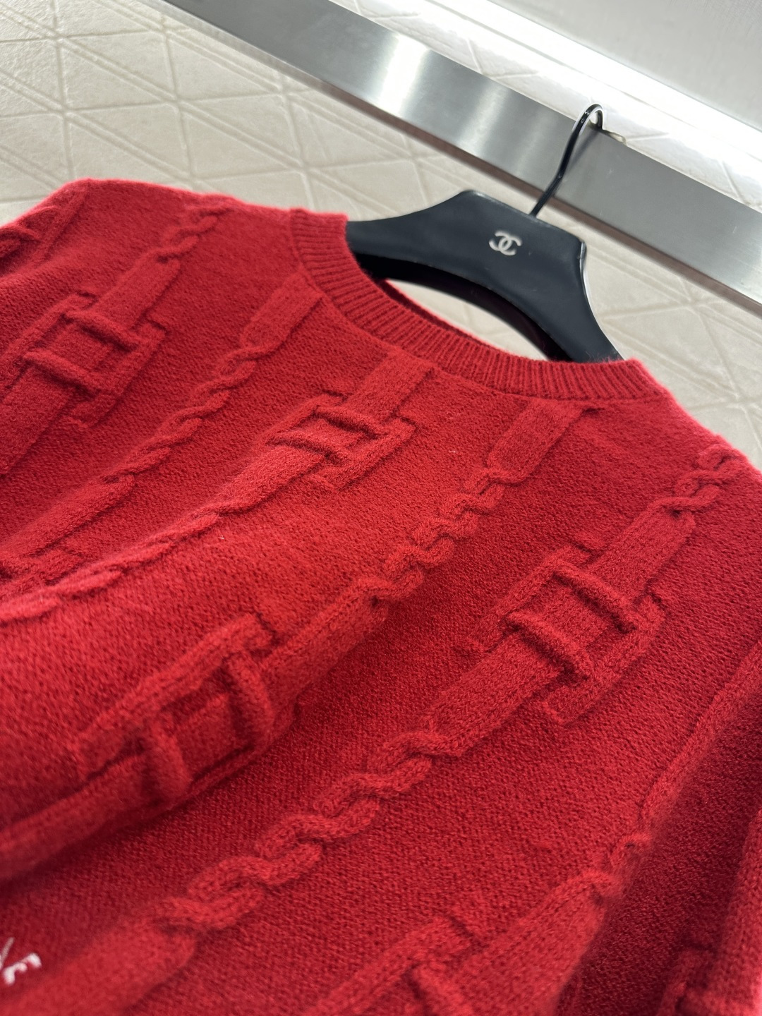 ♥Celin*♥2025新品上架 圆领钩花字母套头毛衣定制YB羊毛纱线织造，质感高级，舒适柔软，圆领长袖