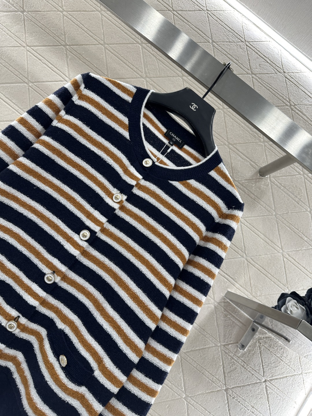 ♥Chane*♥2025新品上架 圆领针织条纹开衫定制YB棉毛纱线织造，柔软细腻，质感舒适，圆领开衫剪裁