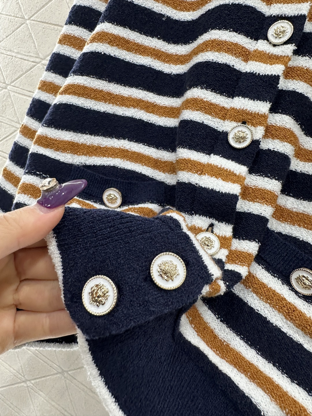 ♥Chane*♥2025新品上架 圆领针织条纹开衫定制YB棉毛纱线织造，柔软细腻，质感舒适，圆领开衫剪裁