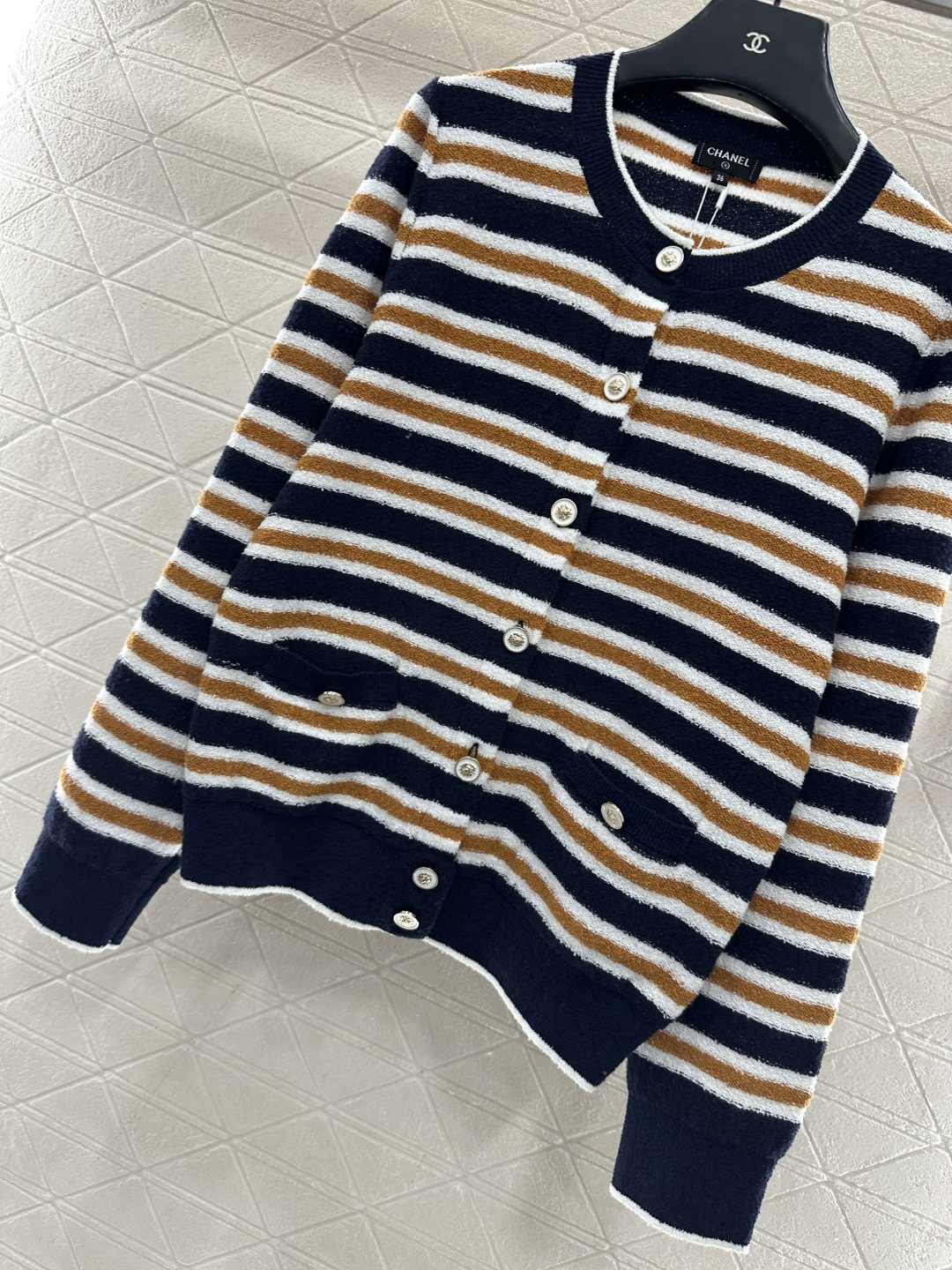 ♥Chane*♥2025新品上架 圆领针织条纹开衫定制YB棉毛纱线织造，柔软细腻，质感舒适，圆领开衫剪裁