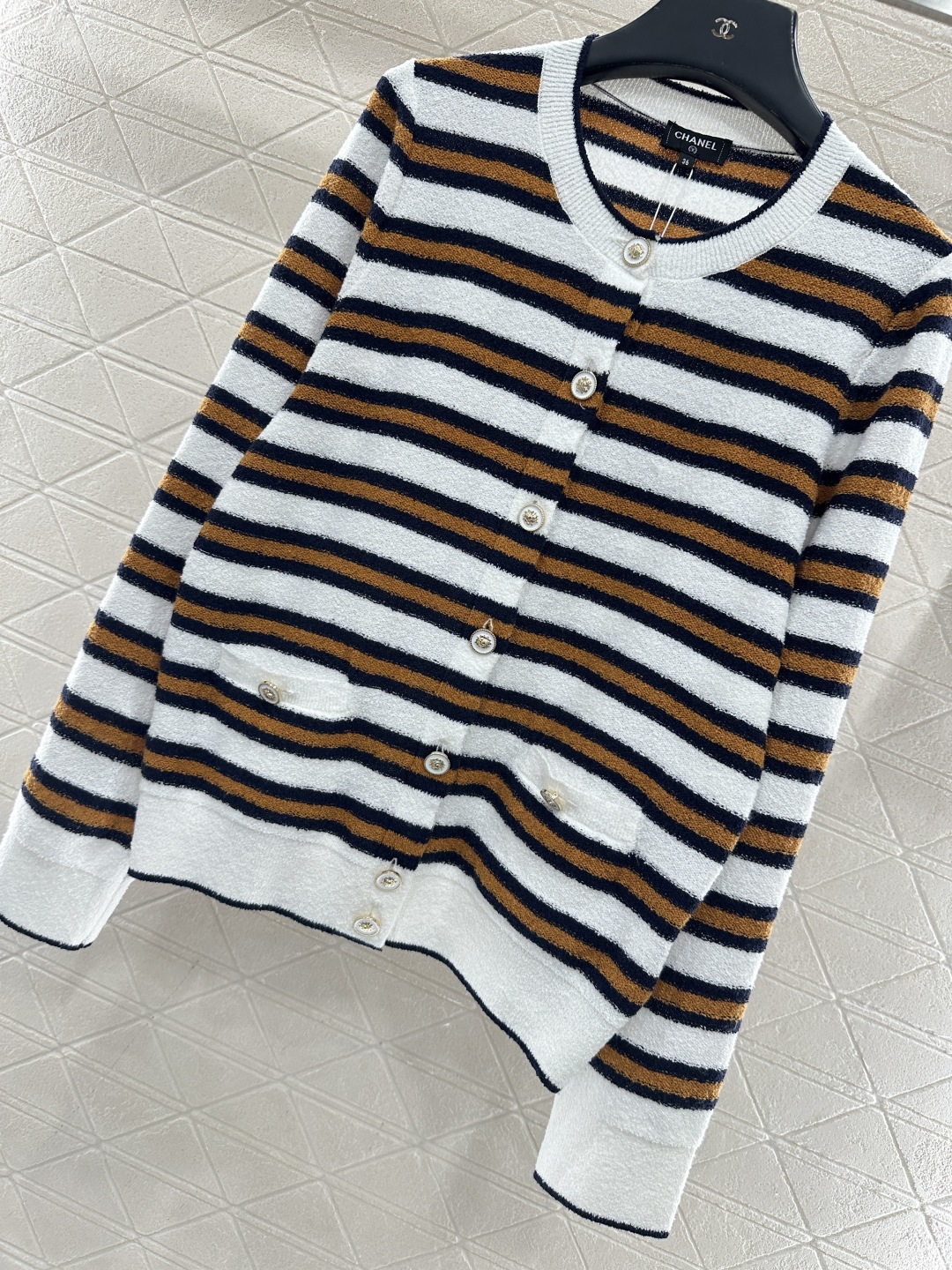 ♥Chane*♥2025新品上架 圆领针织条纹开衫定制YB棉毛纱线织造，柔软细腻，质感舒适，圆领开衫剪裁