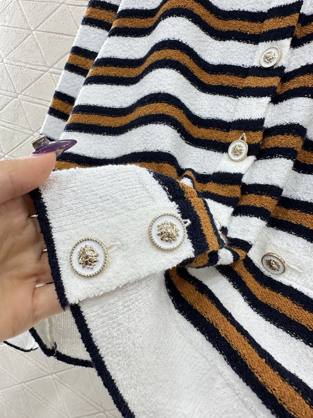 ♥Chane*♥2025新品上架 圆领针织条纹开衫定制YB棉毛纱线织造，柔软细腻，质感舒适，圆领开衫剪裁