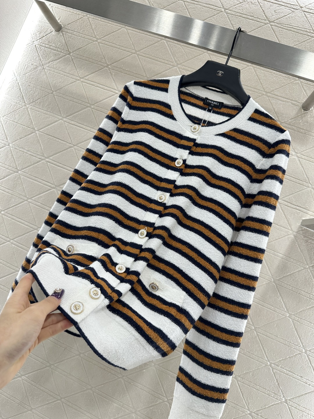 ♥Chane*♥2025新品上架 圆领针织条纹开衫定制YB棉毛纱线织造，柔软细腻，质感舒适，圆领开衫剪裁