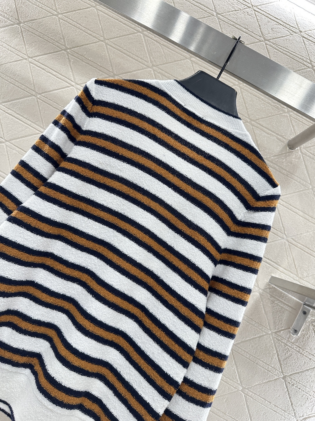 ♥Chane*♥2025新品上架 圆领针织条纹开衫定制YB棉毛纱线织造，柔软细腻，质感舒适，圆领开衫剪裁