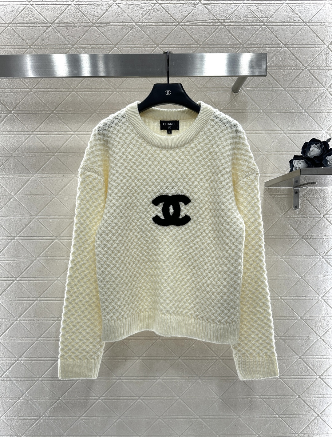 NO:638679,Chane*2025 new products on the shelves Knitted sweater with embroidered letter logo Customized YB wool yarn weaving, comfortable to wear, full of texture, round neck drop shoulder knitted pullover sweater cut, all-over flat wavy crochet texture double C letter logo on the chest, color collision adds layering, vertical grooved thread hemming, loose regular version, fashionable to wear. Customized surface accessories Look for the version High version 2 colors black white 36 38  40,Chanel-clothing,chanel,chanel,sweaters,alexander wang19860909Chane*2025新品上架 刺绣字母徽标针织毛衣 定制YB羊毛纱线织造,穿搭舒适,质感十足,圆领落肩针织套头毛衣裁剪,通体平铺波浪钩织纹理胸前双C字母徽标,色彩碰撞更添层次,竖坑条螺纹包边,宽松款常规版型,穿搭洋气时髦.定制面辅料 认准版本 高版本 2色 黑色 白色 36 38 40,香奈儿-服装,chanel,chanel,sweaters,alexander wang,Women's clothing