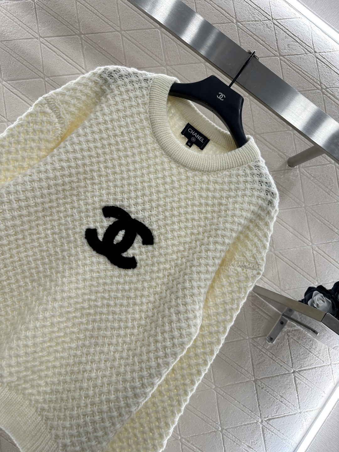 ♥Chane*♥2025新品上架 刺绣字母徽标针织毛衣定制YB羊毛纱线织造，穿搭舒适，质感十足，圆领落肩