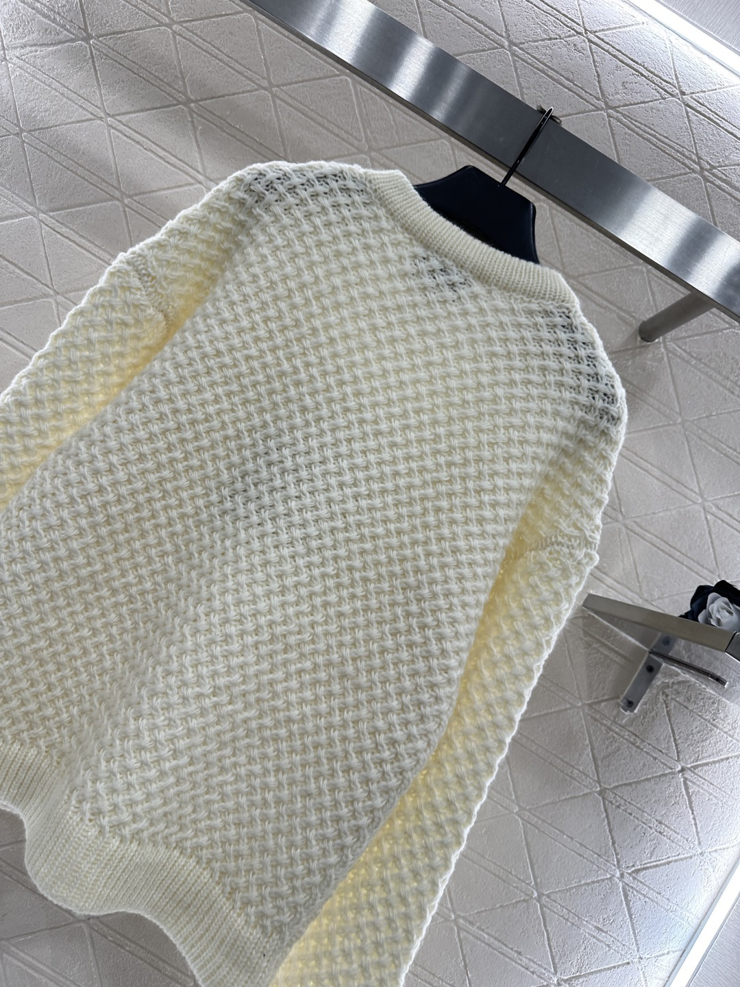 ♥Chane*♥2025新品上架 刺绣字母徽标针织毛衣定制YB羊毛纱线织造，穿搭舒适，质感十足，圆领落肩