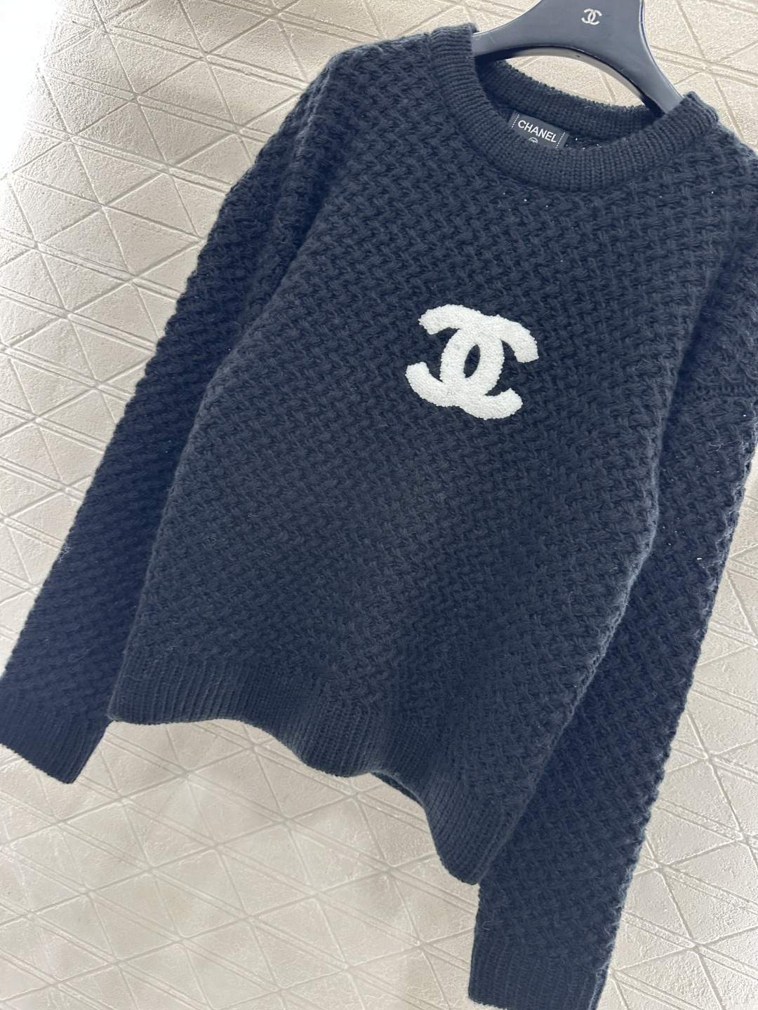 ♥Chane*♥2025新品上架 刺绣字母徽标针织毛衣定制YB羊毛纱线织造，穿搭舒适，质感十足，圆领落肩