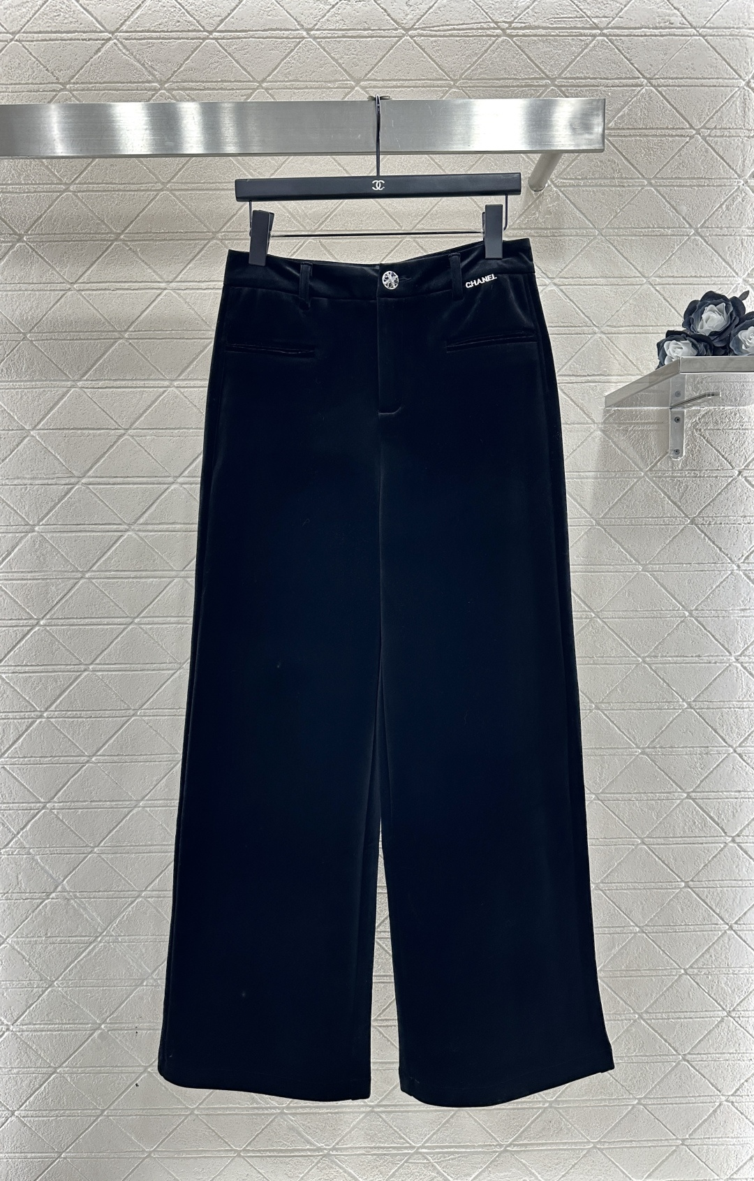 NO:638685,Chane*2025 new products on the shelves velvet wide-leg straight trousers  Customized YB imported velvet material, the fabric is soft and comfortable, draped and shiny, high-waisted buttoned trousers, double C gem round buttons are used to decorate the waist, eye-catching and contrasting colors, creating a relaxed and western style, the silver letters on the waist echo the brand style, instantly enhance the brand style, easy to control, three-dimensional cutting accommodates and modifies the leg shape, highlighting the style, wearing full of high street fashion style, lining with brushed short velvet, suitable for autumn and winter wear, vacation and dating daily. Customized surface accessories, look for the version  High version black,Chanel-clothing,chanel,chanel,alexander wang19860909Chane*2025新品上架  丝绒阔腿直筒长裤 定制YB进口丝绒材质,面料柔挺舒适,垂顺有光泽,高腰系扣长裤版型,利用双C宝石圆扣装点腰身处,吸睛撞色,打造出松弛洋气风格,腰间字母银标呼应,品牌格调瞬间提升,轻松驾驭,立体裁剪包容修饰腿型,彰显格调,穿出满满的高街时髦风格,内里磨毛短绒,适合秋冬穿搭,度假约会日常.定制面辅料 认准版本 高版本 黑色,香奈儿-服装,chanel,chanel,alexander wang,Women's clothing
