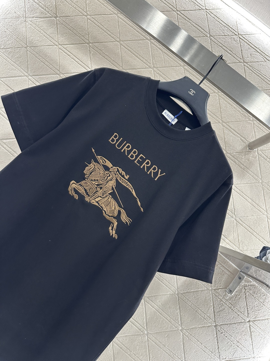 ♥BBR*♥2025新品上架 圆领战马徽标𝑇𝑒𝑒定制YB原生全棉材质，质感细腻，舒适透气，宽松短袖裁剪，