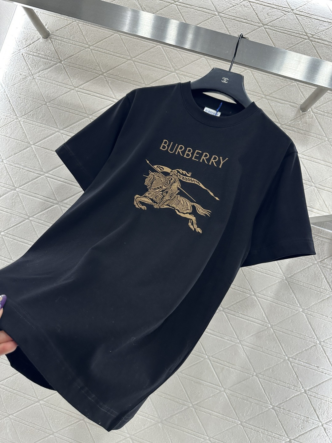 ♥BBR*♥2025新品上架 圆领战马徽标𝑇𝑒𝑒定制YB原生全棉材质，质感细腻，舒适透气，宽松短袖裁剪，