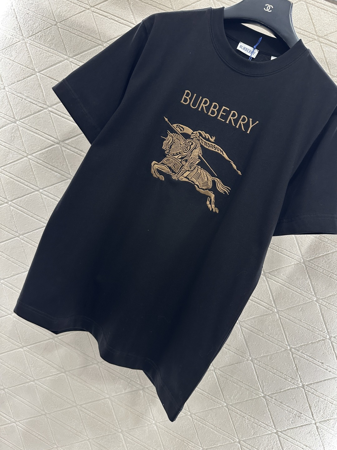 ♥BBR*♥2025新品上架 圆领战马徽标𝑇𝑒𝑒定制YB原生全棉材质，质感细腻，舒适透气，宽松短袖裁剪，