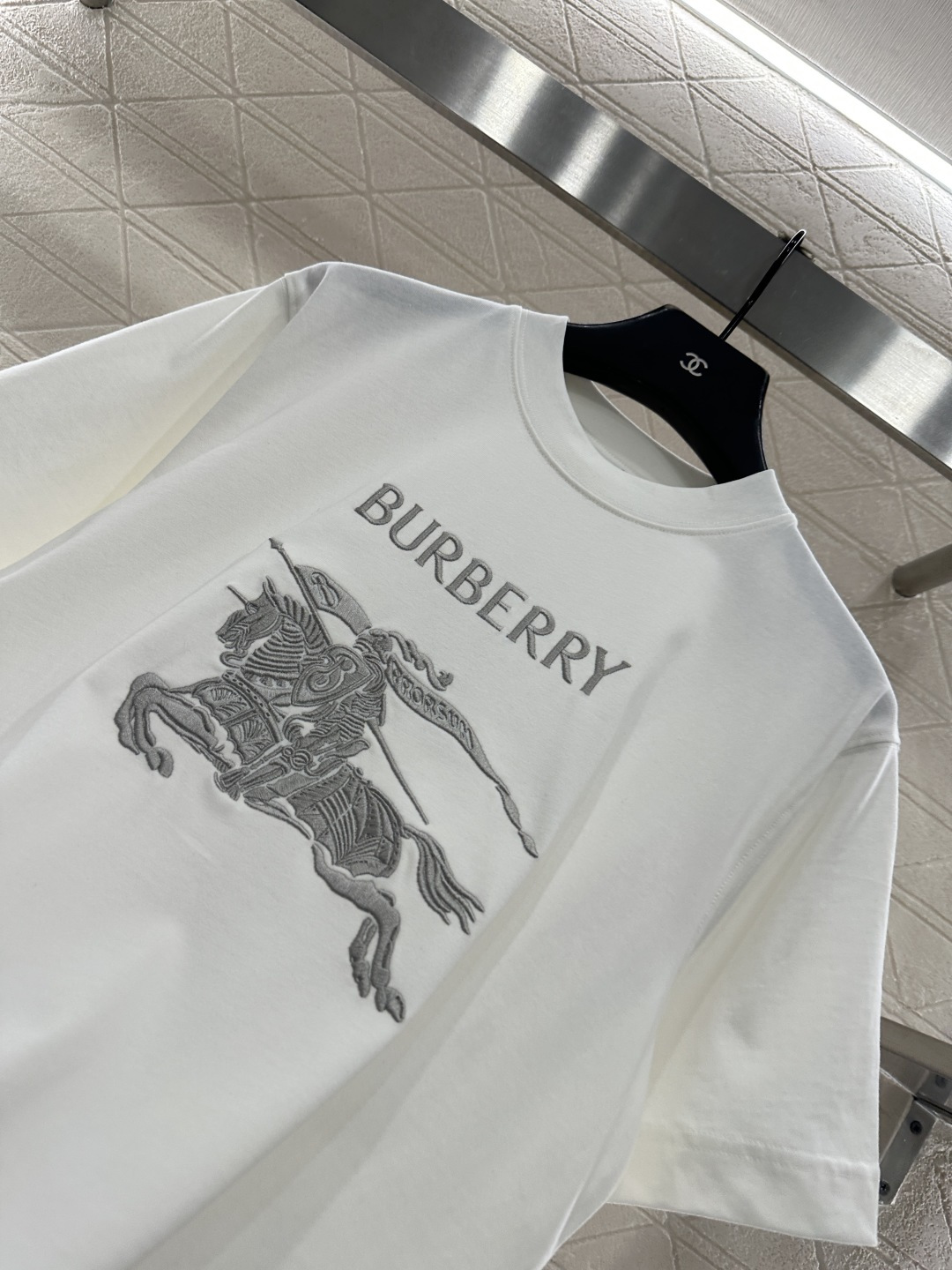 ♥BBR*♥2025新品上架 圆领战马徽标𝑇𝑒𝑒定制YB原生全棉材质，质感细腻，舒适透气，宽松短袖裁剪，