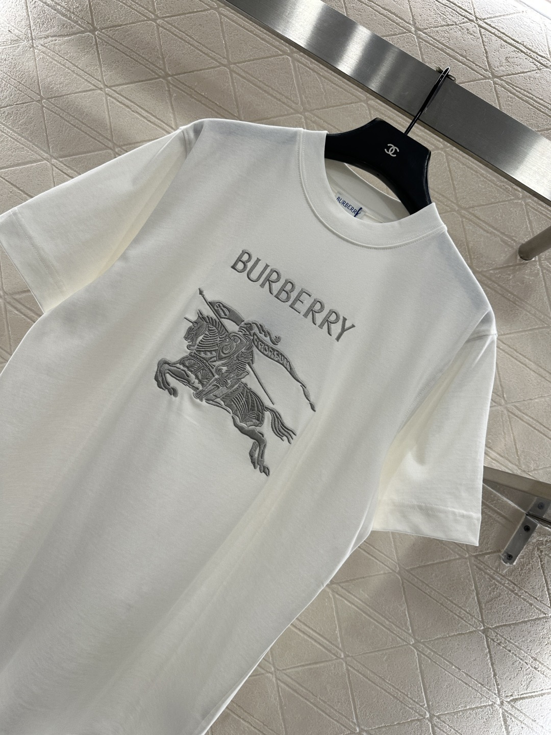 ♥BBR*♥2025新品上架 圆领战马徽标𝑇𝑒𝑒定制YB原生全棉材质，质感细腻，舒适透气，宽松短袖裁剪，